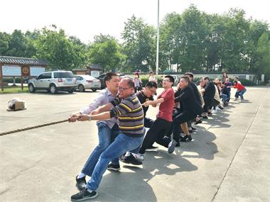 勞動最美、團(tuán)結(jié)拼搏”拔河比賽