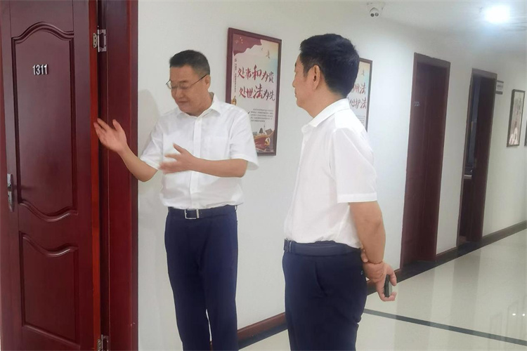 省供銷社黨組成員、機(jī)關(guān)黨委書記李先明帶隊(duì)檢查指導(dǎo)棉麻集團(tuán)安全生產(chǎn)工作